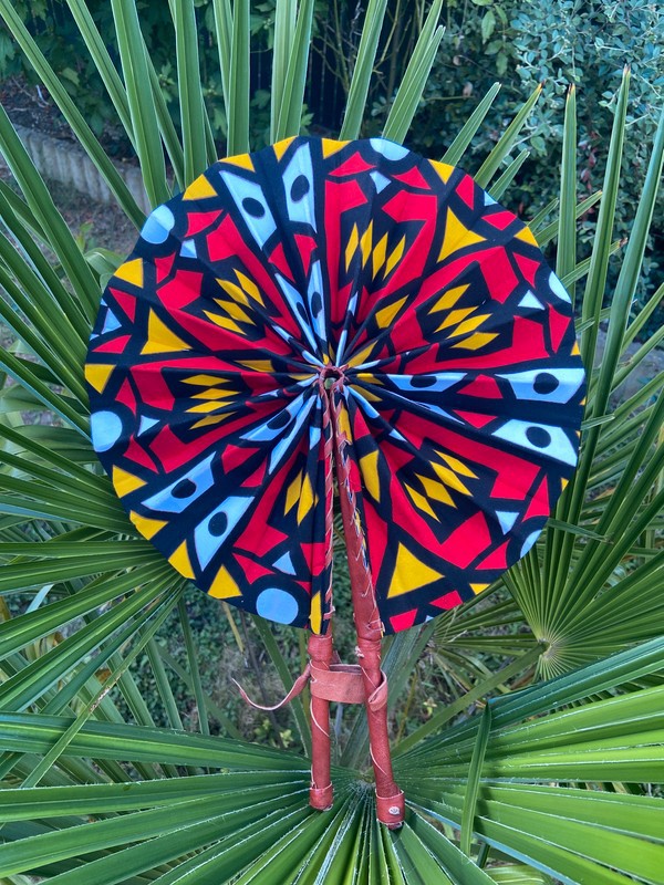 Magnificent wax & leather Fan in its “Afrika” pouch